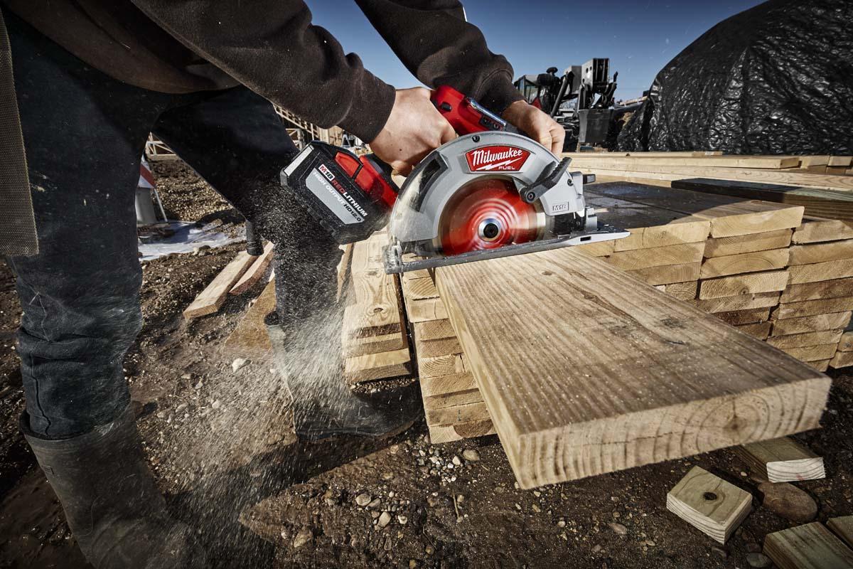 Milwaukee® 2732-21HD M18™ FUEL™ Depth Adjustment Electric Cordless Circular Saw Kit, 7-1/4 in Dia Blade, 5/8 in Arbor/Shank, 18 V, 2-1/2 in D Cutting, Li-Ion Battery, Right Blade Side