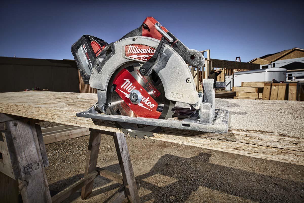Milwaukee® 2732-21HD M18™ FUEL™ Depth Adjustment Electric Cordless Circular Saw Kit, 7-1/4 in Dia Blade, 5/8 in Arbor/Shank, 18 V, 2-1/2 in D Cutting, Li-Ion Battery, Right Blade Side